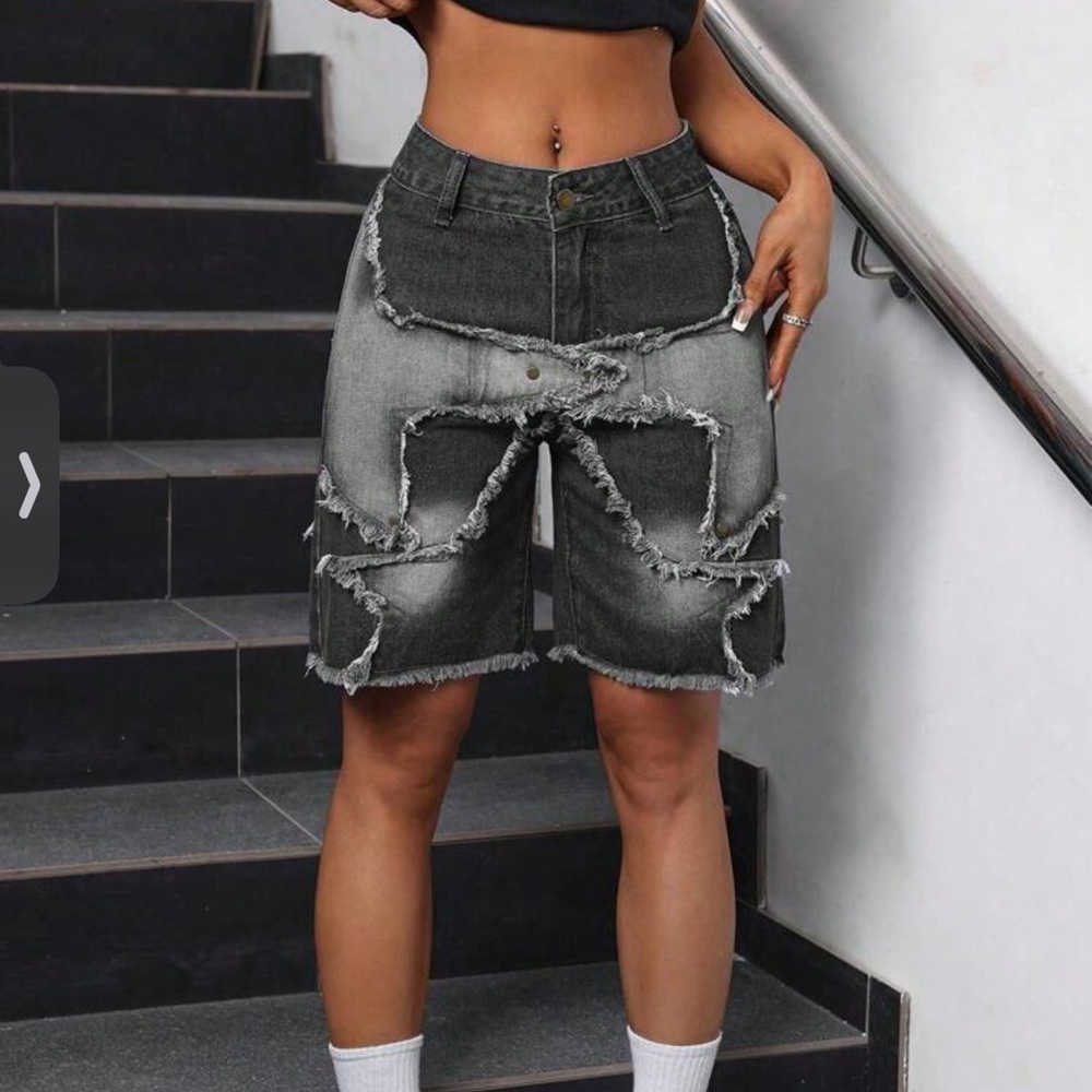 Women’s casual loose fit denim shorts with pocket and frayed edges.